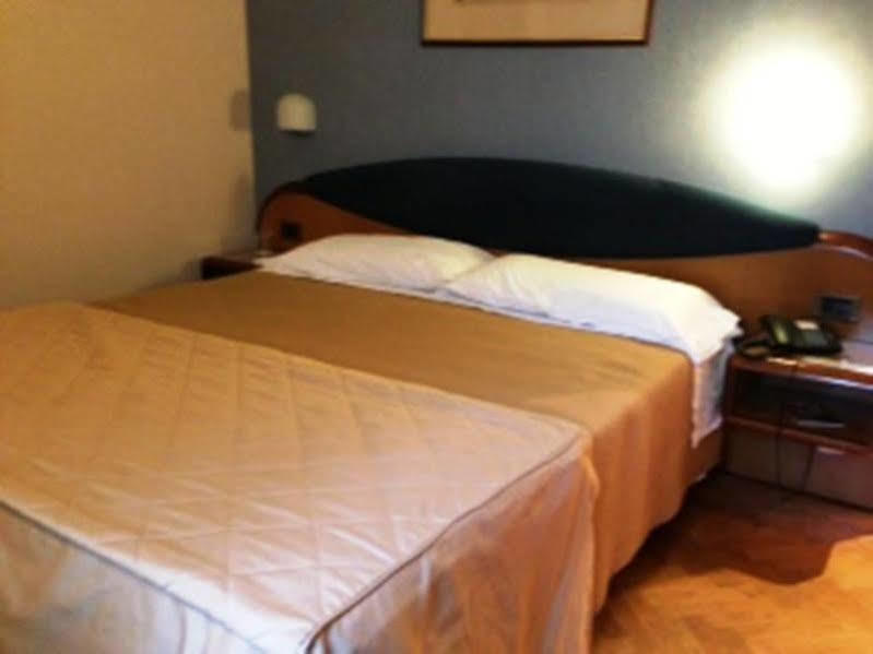 Hotel Fori Imperiali Róma Kültér fotó